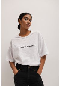 Marsala - T-shirt typu oversize z HAFTEM w kolorze CLASSIC WHITE - EAZY-XS/S. Kolor: biały. Materiał: bawełna. Wzór: haft. Styl: klasyczny, elegancki