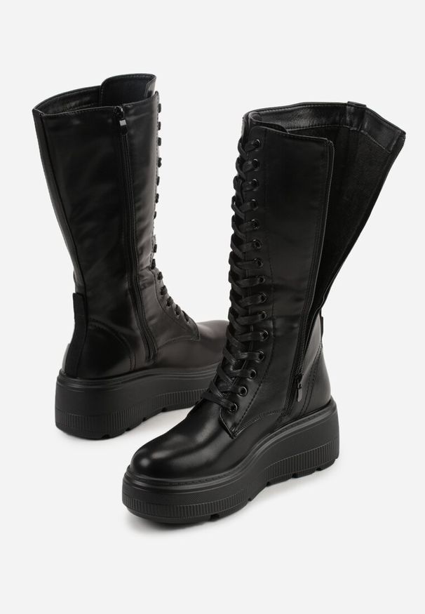 Renee - Czarne Kozaki Grunge na Platformie ze Sznurowaną Cholewką Ilomare. Okazja: na co dzień. Kolor: czarny. Materiał: satyna, skóra. Szerokość cholewki: normalna. Obcas: na platformie. Styl: casual, klasyczny