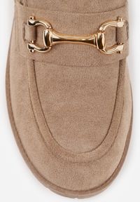 Renee - Ciemnobeżowe Półbuty Mokasyny na Słupku z Platformą Ozdobione Klamrą Acridna. Zapięcie: klamry. Kolor: beżowy. Materiał: zamsz. Wzór: aplikacja. Obcas: na platformie. Styl: elegancki, klasyczny. Wysokość obcasa: średni #8