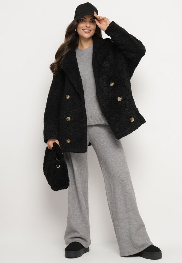 Born2be - Czarna Kurtka z Futerka Typu Baranek o Dwurzędowym Kroju z Ozdobnymi Paskami Nikina. Okazja: na co dzień. Kolor: czarny. Materiał: futro. Styl: elegancki, casual