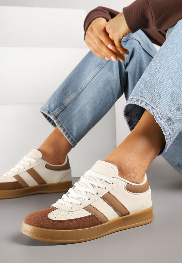 Born2be - Beżowo-Białe Sneakersy Typu Kultowe Tenisówki z Ozdobnymi Przeszyciami Selfia. Okazja: na co dzień. Kolor: beżowy. Materiał: jeans. Obcas: na płaskiej podeszwie