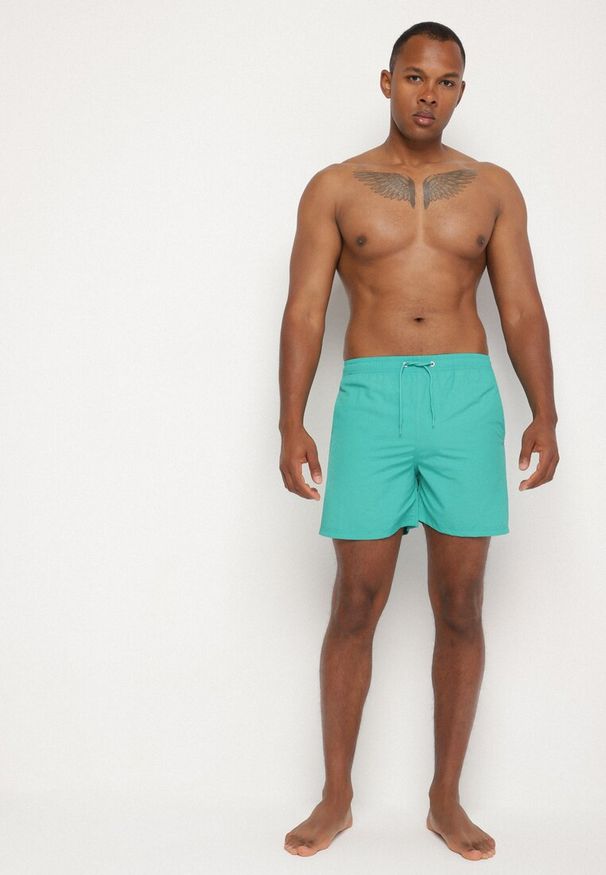 Born2be - Zielone Klasyczne Kąpielówki Szorty z Wiązaniem i Kieszeniami Foleona. Kolor: zielony. Materiał: len