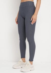 Born2be - Ciemnoszare Legginsy Sportowe z Elastyczną Gumką i Tłoczonym Wzorem Ardisa. Okazja: na co dzień. Kolor: szary. Styl: sportowy #7