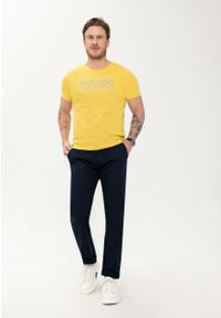 Volcano - Męski t-shirt z napisem T-LINER. Kolor: żółty. Materiał: skóra, bawełna. Długość rękawa: krótki rękaw. Długość: krótkie. Wzór: napisy. Sezon: lato. Styl: sportowy, klasyczny