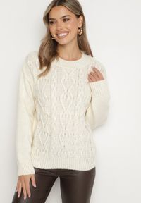 Born2be - Jasnobeżowy Sweter z Wełną Ściągaczem i Tłoczeniem Riavonnae. Okazja: na co dzień. Kolor: beżowy. Materiał: wełna. Styl: wizytowy, klasyczny, casual, elegancki #1