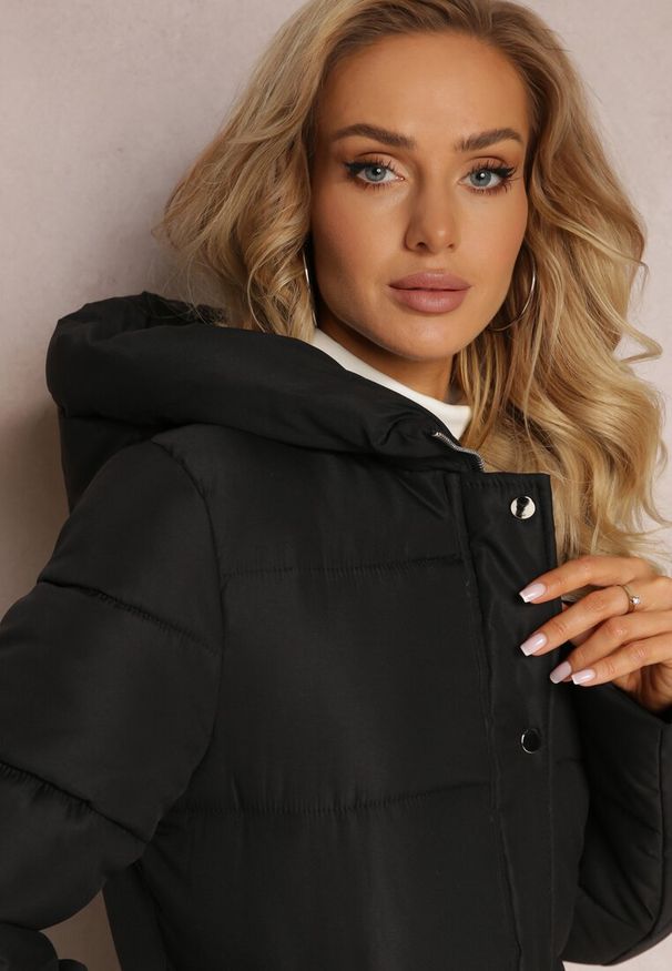 Renee - Czarna Pikowana Długa Kurtka z Kapturem i Napami Tisima. Okazja: na co dzień. Typ kołnierza: kaptur. Kolor: czarny. Materiał: jeans. Długość rękawa: długi rękaw. Długość: długie. Styl: elegancki, casual