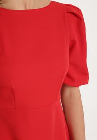 Born2be - Czerwona Sukienka o Rozkloszowanym Kroju z Bufiastymi Rękawami Melisseia. Kolor: czerwony. Styl: klasyczny #3