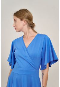 Marie Zélie - Sukienka Eudora niebieska. Typ kołnierza: dekolt kopertowy. Kolor: niebieski. Materiał: bawełna, dzianina, elastan. Typ sukienki: kopertowe #7