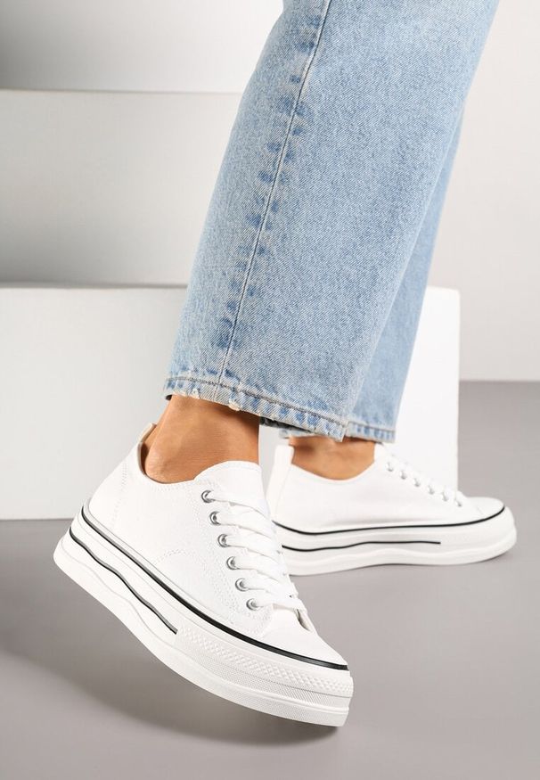 Renee - Białe Casualowe Trampki na Niskiej Platformie Natirinne. Okazja: na co dzień. Kolor: biały. Materiał: jeans. Obcas: na platformie. Styl: casual