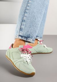 Renee - Jasnozielone Sneakersy Ozdobione Przeszyciami i Podwójnym Sznurowaniem Telisaria. Okazja: na co dzień. Zapięcie: sznurówki. Kolor: zielony. Materiał: jeans. Wzór: aplikacja