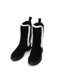 Wittchen - Damskie sztyblety zamszowe ze sztucznym kożuszkiem czarne. Nosek buta: okrągły. Kolor: czarny. Materiał: zamsz, skóra. Szerokość cholewki: normalna. Sezon: jesień, zima. Obcas: na platformie #4