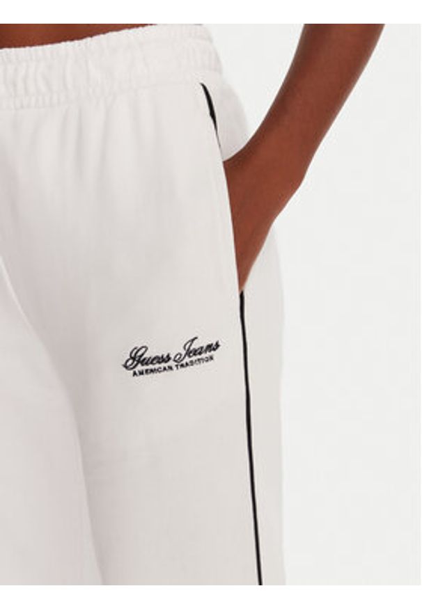 Guess Jeans Spodnie dresowe W5YB32 K68I4 Biały Regular Fit. Kolor: biały. Materiał: bawełna
