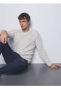 Reserved - Sweter z dekoracyjnym splotem - złamana biel. Materiał: dzianina, bawełna. Wzór: ze splotem #1