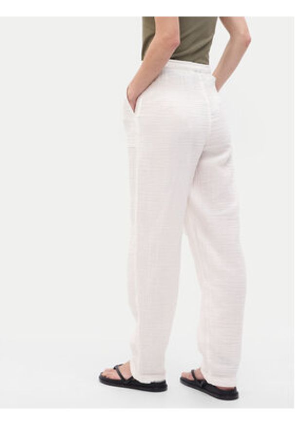 GAP - Gap Spodnie materiałowe 541243-02 Biały Loose Fit. Kolor: biały. Materiał: bawełna