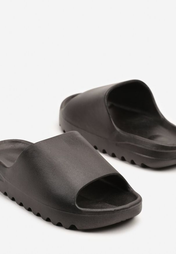 Renee - Czarne Basicowe Klapki Elliessa. Okazja: na co dzień. Kolor: czarny. Obcas: na obcasie. Styl: casual. Wysokość obcasa: niski