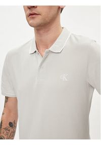 Calvin Klein Jeans Polo J30J315603 Szary Slim Fit. Typ kołnierza: polo. Kolor: szary. Materiał: bawełna #3