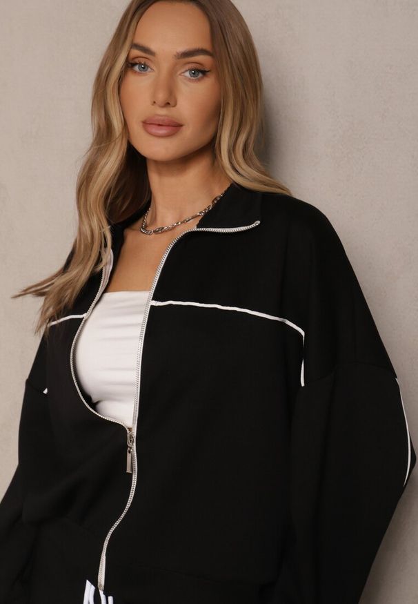 Renee - Czarny Retro Komplet Dresowy z Wiskozą Bluza i Spodnie o Szerokim Kroju Selriza. Kolor: czarny. Materiał: wiskoza, dresówka. Wzór: aplikacja