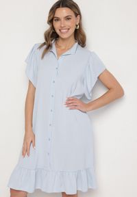 Born2be - Jasnoniebieska Sukienka Koszulowa z Guzikami i Falbankami Tenalena. Okazja: na co dzień. Typ kołnierza: kołnierz z falbankami. Kolor: niebieski. Typ sukienki: koszulowe. Styl: elegancki, casual, sportowy #1