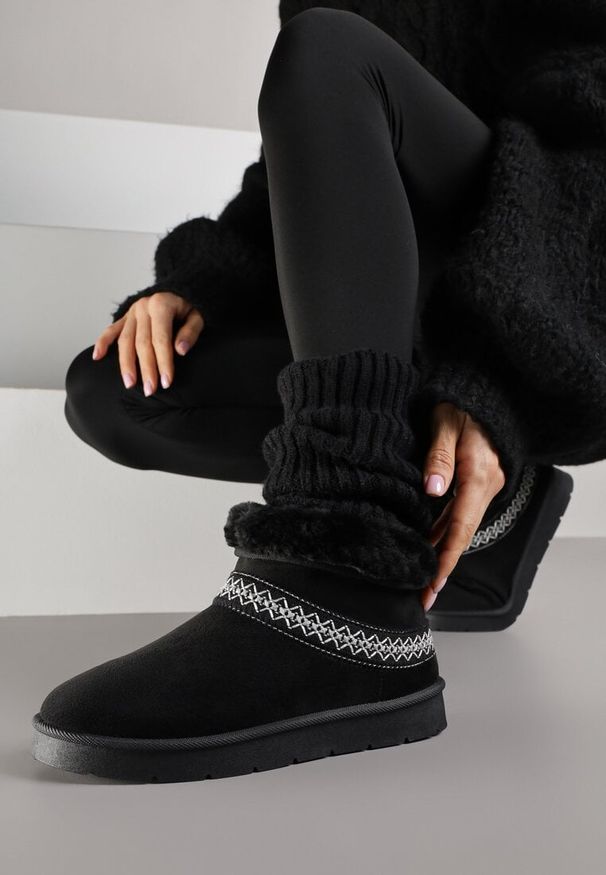 Born2be - Czarne Wsuwane Śniegowce z Imitacji Zamszu Zdobione Haftem i Futerkiem Zetesse. Okazja: na co dzień. Zapięcie: bez zapięcia. Kolor: czarny. Materiał: zamsz, futro. Wzór: haft, aplikacja. Sezon: zima. Styl: casual, elegancki