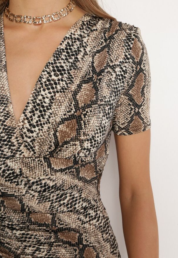 Born2be - Brązowa Dopasowana Sukienka Koktajlowa Ozdobiona Marszczeniem Saarias. Okazja: na imprezę, na co dzień. Typ kołnierza: dekolt w kształcie V. Kolor: brązowy. Materiał: jeans, materiał. Długość rękawa: krótki rękaw. Wzór: aplikacja. Styl: wizytowy