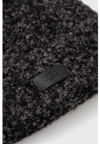 Ugg - UGG Czapka z domieszką wełny Boucle Knit Cuff Pom kolor czarny z grubej dzianiny. Kolor: czarny. Materiał: dzianina, wełna. Wzór: ze splotem