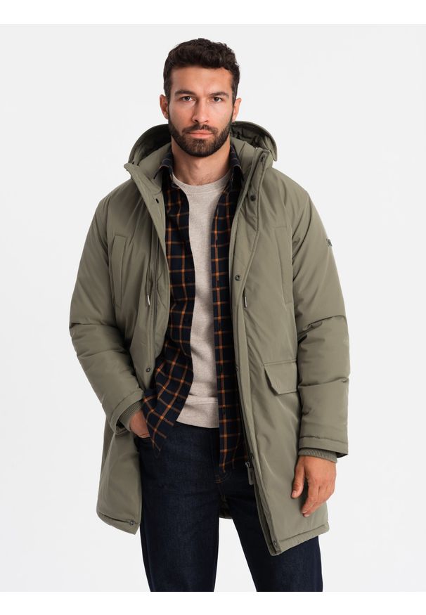 Ombre Clothing - Klasyczna męska długa kurtka typu parka – oliwkowa V3. Typ kołnierza: kaptur. Kolor: oliwkowy. Materiał: guma, syntetyk, poliester, materiał. Długość: długie. Wzór: gładki, aplikacja. Styl: klasyczny