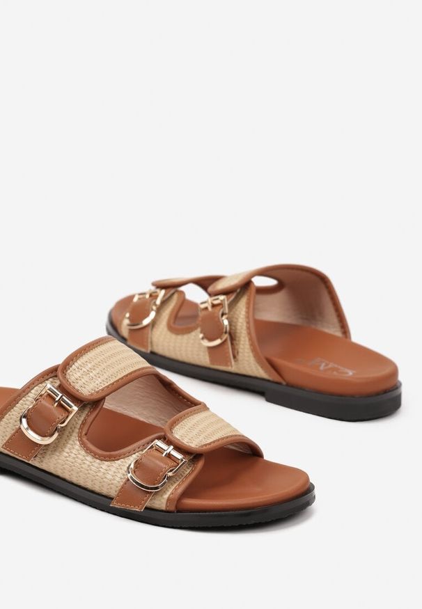Born2be - Brązowe Klapki z Klamrami i Motywem Plecionki na Paskach Emnella. Kolor: brązowy. Wzór: aplikacja. Styl: boho, wakacyjny