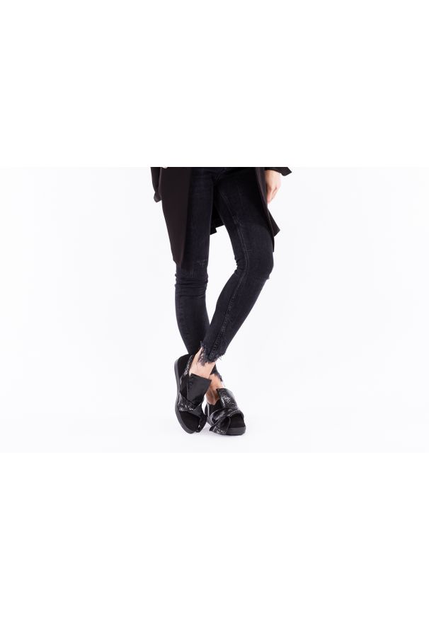 Trampki Bayla-172 M002 Czarny, Skóra naturalna. Okazja: na co dzień. Zapięcie: bez zapięcia. Kolor: czarny. Materiał: zamsz. Wzór: aplikacja. Styl: casual