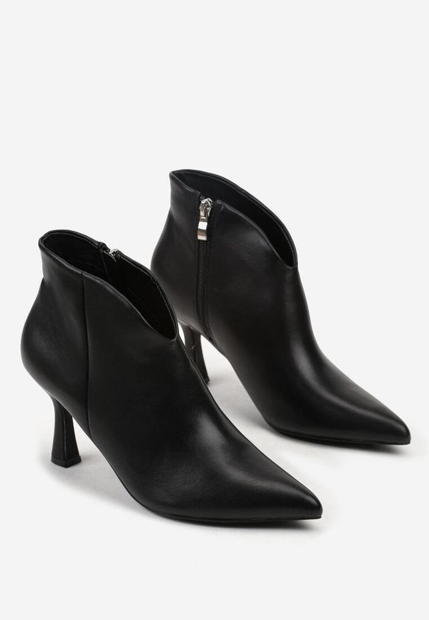 Renee - Czarne Eleganckie Botki na Klepsydrze ze Szpiczastym Noskiem Sulibbia. Nosek buta: szpiczasty. Kolor: czarny. Materiał: jeans, satyna. Obcas: na obcasie. Styl: elegancki. Wysokość obcasa: średni