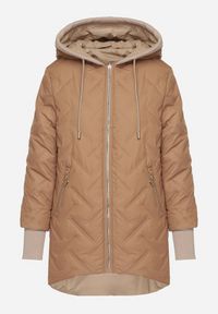 Born2be - Jasnobrązowa Pikowana Kurtka z Przedłużonym Tyłem i Kapturem Melune. Okazja: na co dzień. Kolor: brązowy. Materiał: jeans. Wzór: aplikacja. Styl: klasyczny, casual #4