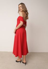 Born2be - Czerwona Koktajlowa Sukienka VICES Hiszpanka o Rozkloszowanym Kroju Diolora. Typ kołnierza: dekolt hiszpanka. Kolor: czerwony. Materiał: poliester. Typ sukienki: rozkloszowane. Styl: wizytowy #3