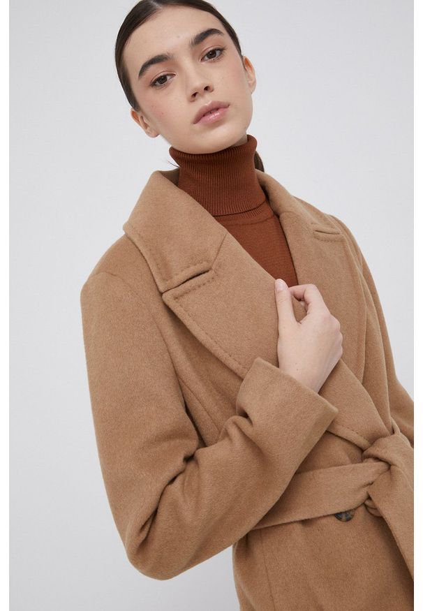 DKNY - Dkny Płaszcz wełniany kolor beżowy przejściowy. Okazja: na co dzień. Kolor: beżowy. Materiał: wełna. Styl: klasyczny, casual