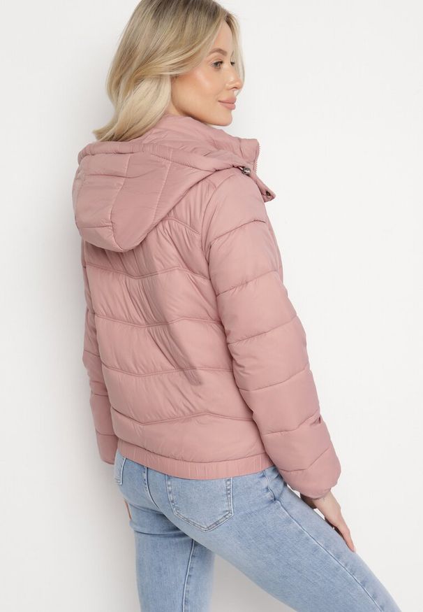 Born2be - Ciemnoróżowa Pikowana Kurtka z Odpinanym Kapturem Milvesia. Okazja: na co dzień. Kolor: różowy. Materiał: jeans. Długość: krótkie. Styl: elegancki, casual
