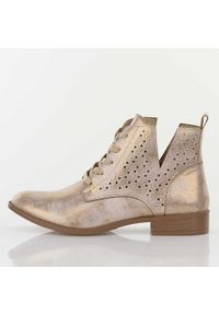 Lt. Złote ażurowe botki damskie Jezzi Mam65-112. Okazja: na co dzień. Kolor: złoty. Szerokość cholewki: normalna. Wzór: ażurowy. Materiał: skóra. Sezon: wiosna, jesień, lato. Obcas: na obcasie. Styl: casual, elegancki, boho, klasyczny. Wysokość obcasa: niski #1