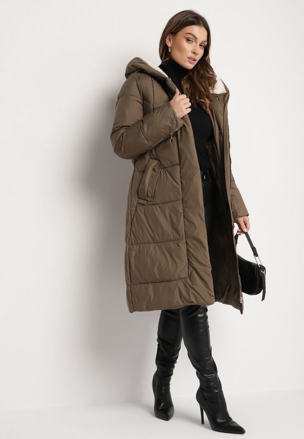 Born2be - Ciemnobeżowa Pikowana Kurtka o Długim Kroju z Kapturem i Wiązanym Paskiem Neandira. Okazja: na co dzień. Typ kołnierza: kaptur. Kolor: beżowy. Materiał: jeans, materiał. Długość rękawa: długi rękaw. Długość: długie. Sezon: zima, jesień. Styl: casual, elegancki, klasyczny