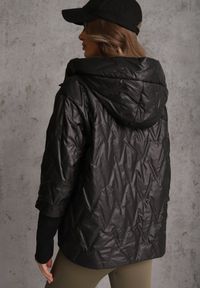 Renee - Czarna Pikowana Kurtka z Kapturem z Materiałem na Rękawach Grigoria. Okazja: na co dzień. Typ kołnierza: kaptur. Kolor: czarny. Materiał: materiał. Długość rękawa: długi rękaw. Styl: casual, elegancki #3