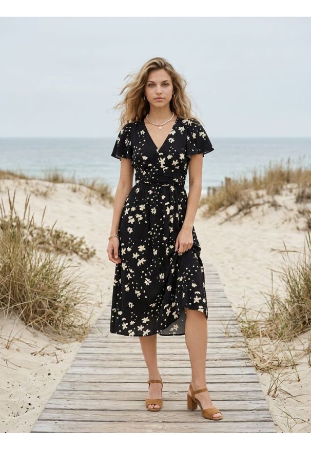 Sinsay - Wiskozowa sukienka midi z marszczeniem w kwiaty - czarny. Kolor: czarny. Materiał: wiskoza. Wzór: kwiaty. Długość: midi