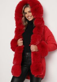 Born2be - Czerwona Kurtka Parka z Kapturem i Wstawkami z Futerka Caranze. Okazja: na co dzień. Typ kołnierza: kaptur. Kolor: czerwony. Materiał: futro. Sezon: zima, jesień. Styl: casual #1