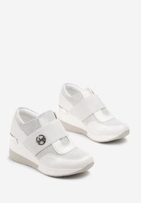 Renee - Białe Brokatowe Sneakersy na Koturnie Iweo. Nosek buta: okrągły. Kolor: biały. Materiał: materiał. Sezon: wiosna, jesień. Obcas: na koturnie. Wysokość obcasa: średni #4