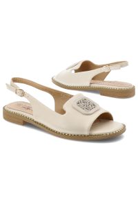 Sandały damskie S.Barski, cholewka ze skóry ekologicznej na płaskiej podeszwie z efektowną broszką, beżowe, KV61-6016. Okazja: na co dzień. Zapięcie: pasek. Kolor: beżowy. Materiał: skóra ekologiczna. Sezon: lato. Obcas: na płaskiej podeszwie. Styl: elegancki, casual #6