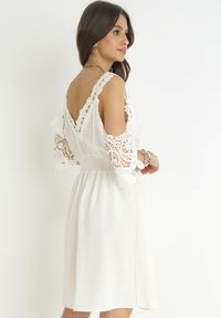 Born2be - Beżowa Sukienka Mini Hiszpanka na Ramiączkach z Koronkowymi Rękawami i Gumką w Pasie Giovati. Okazja: na co dzień. Typ kołnierza: dekolt hiszpanka. Kolor: beżowy. Materiał: koronka. Długość rękawa: na ramiączkach. Styl: casual. Długość: mini #4