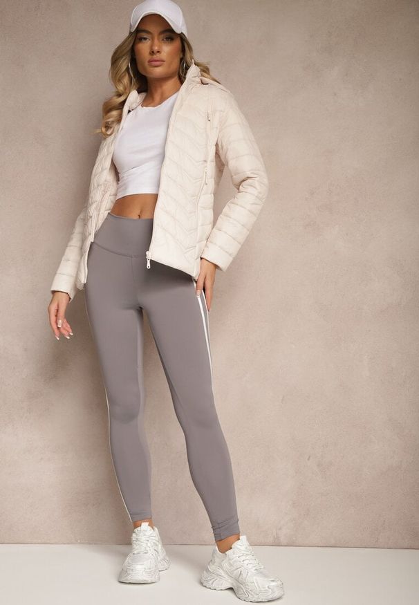 Renee - Jasnobeżowa Kurtka z Pikowanymi Przeszyciami i Odpinanym Kapturem Natisne. Okazja: na co dzień, na spacer. Kolor: beżowy. Materiał: koronka, jeans. Styl: klasyczny, casual, elegancki