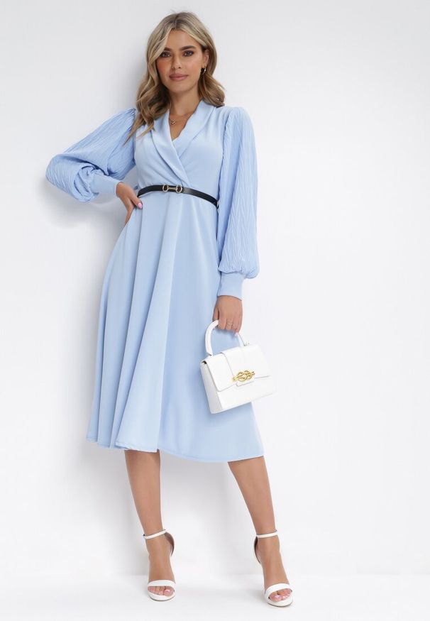 Born2be - Jasnoniebieska Sukienka Rozkloszowana z Paskiem Aidyn. Kolor: niebieski. Typ sukienki: kopertowe. Styl: elegancki. Długość: midi