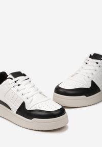 Renee - Czarno-Białe Sznurowane Sneakersy z Ekoskóry na Grubej Podeszwie z Ozdobnymi Łatkami Anaviria. Kolor: czarny. Materiał: jeans #2