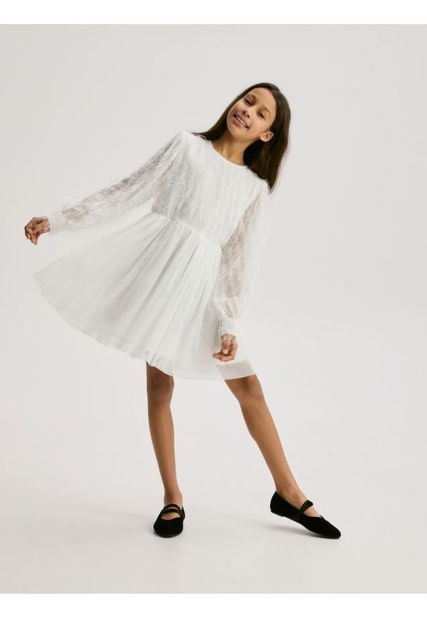Reserved - Sukienka z piórami - złamana biel. Materiał: tkanina