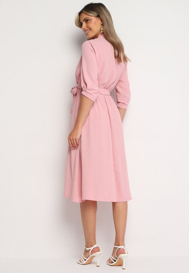 Born2be - Ciemnoróżowa Sukienka Rheniolea. Typ kołnierza: dekolt kopertowy. Kolor: różowy. Typ sukienki: kopertowe. Styl: elegancki. Długość: midi