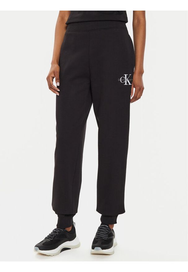 Calvin Klein Jeans Spodnie dresowe Monologo J20J223590 Czarny Relaxed Fit. Kolor: czarny. Materiał: syntetyk, bawełna