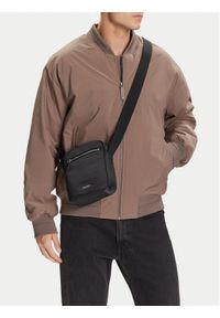 Calvin Klein Saszetka Sleek Nylon Reporter LV04D3176G Czarny. Kolor: czarny. Materiał: materiał #1