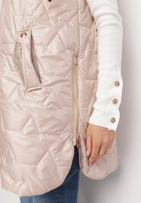 Born2be - Beżowa Długa Kamizelka z Pikowaniem i Ozdobnymi Suwakami Desilla. Okazja: na co dzień. Kolor: beżowy. Materiał: jeans. Długość: długie. Styl: casual #7