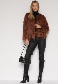 Born2be - Brązowa Kurtka Futrzana o Prostym Kroju Zapinana na Haftki Siarale. Okazja: na co dzień. Kolor: brązowy. Materiał: futro. Długość rękawa: długi rękaw. Długość: długie. Styl: casual, elegancki #4